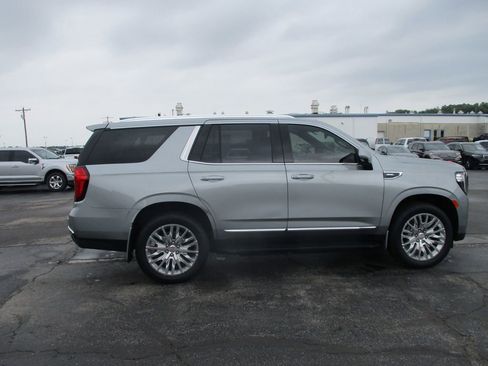 Used 2024 GMC Yukon SLT w/ SLT Luxury Package AWD/4WD image 6