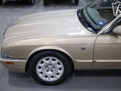 Used 2001 Jaguar XJ8 image 18