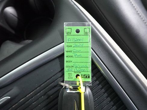 Used 2024 Chrysler Pacifica Touring-L image 32