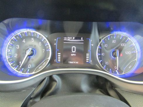 Used 2020 Chrysler Pacifica Touring-L FWD image 27