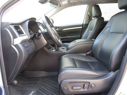 Certified 2019 Toyota Highlander XLE AWD/4WD image 10