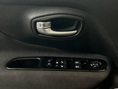 Used 2021 Jeep Renegade Latitude FWD image 14