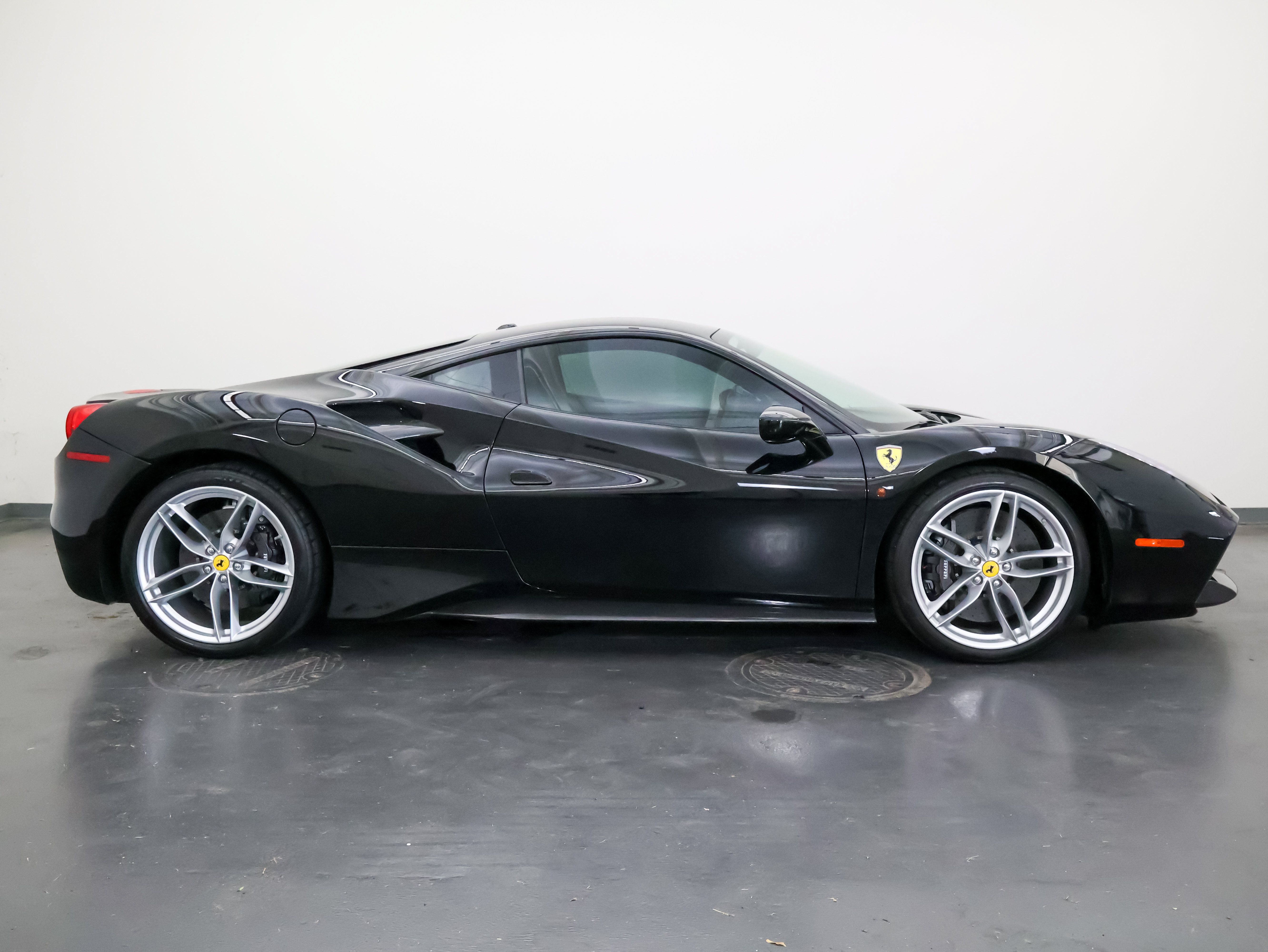 Used 2016 Ferrari 488 GTB RWD image 2