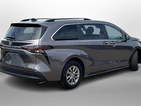 Used 2023 Toyota Sienna XLE image 11