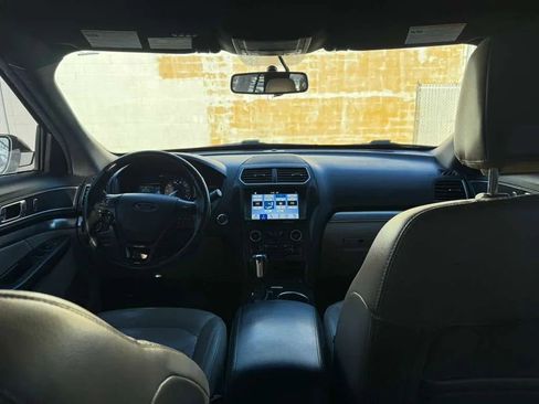 Used 2018 Ford Explorer XLT w/ Equipment Group 202A AWD/4WD image 14