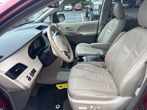 Used 2013 Toyota Sienna XLE FWD image 11