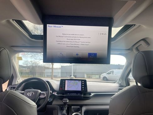 Used 2021 Toyota Sienna Limited image 16