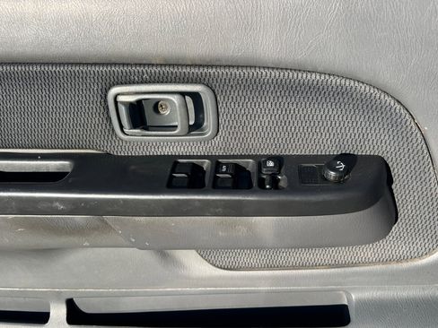 Used 2002 Nissan Frontier XE image 8