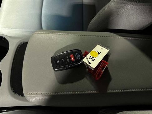 Certified 2022 Toyota Venza LE image 32