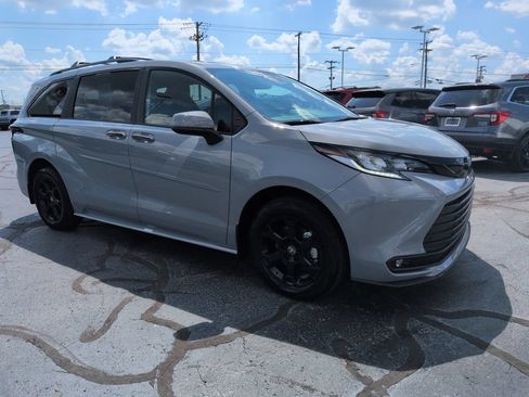 Certified 2025 Toyota Sienna XLE Woodland Edition AWD/4WD image 7