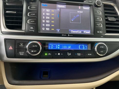Used 2014 Toyota Highlander Limited Platinum AWD/4WD image 23