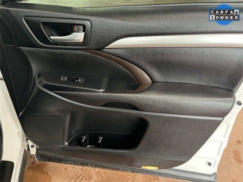 Used 2017 Toyota Highlander XLE image 24