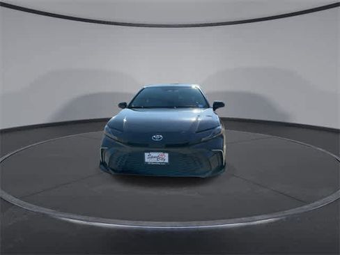 Used 2025 Toyota Camry SE image 3