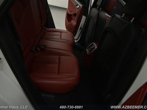 Used 2023 Porsche Macan AWD/4WD image 25