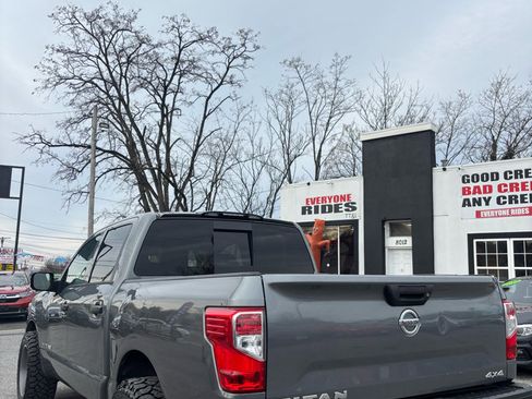 Used 2017 Nissan Titan S image 4