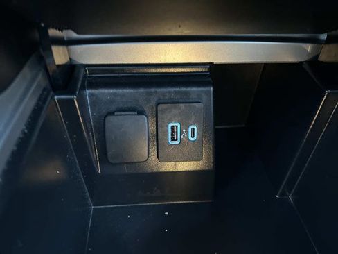 Certified 2022 Ford Explorer XLT w/ Equipment Group 202A image 34