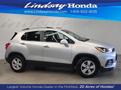 Used 2020 Chevrolet Trax LT w/ LT Convenience Package FWD image 3