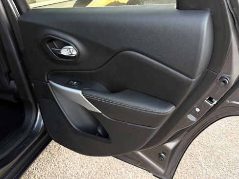 Used 2018 Jeep Cherokee Latitude Plus image 26