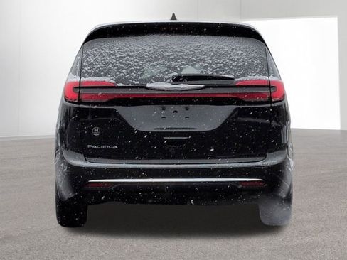 Used 2024 Chrysler Pacifica Touring-L image 6