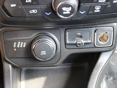 Used 2018 Jeep Renegade Latitude w/ UConnect 8.4 Nav Group image 18