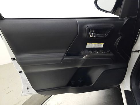 Used 2019 Toyota Tacoma TRD Off-Road AWD/4WD image 12