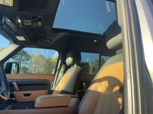 Used 2023 Land Rover Defender 110 X image 3