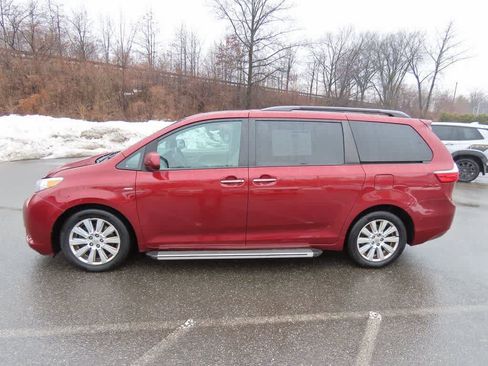 Used 2017 Toyota Sienna XLE w/ XLE Navigation Package image 3