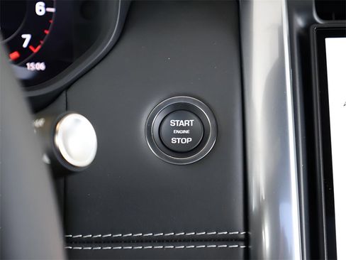 Used 2025 Land Rover Discovery Metropolitan Edition image 59