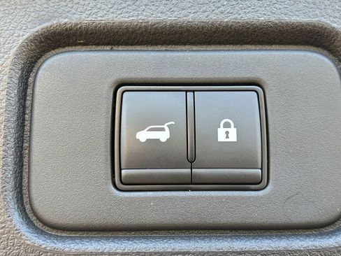 Used 2025 Nissan Pathfinder SV FWD image 10