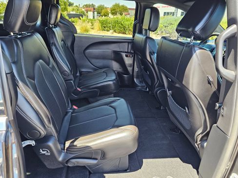 Used 2025 Chrysler Pacifica Select FWD image 28