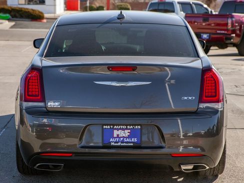 Used 2019 Chrysler 300 Touring w/ Sport Appearance Package image 6