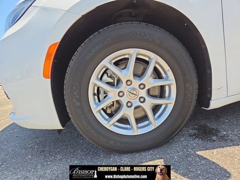 Used 2023 Chrysler Pacifica Touring-L FWD image 55