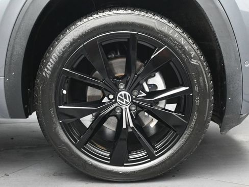 Used 2025 Volkswagen Atlas Cross Sport SEL Premium R-Line AWD/4WD image 33