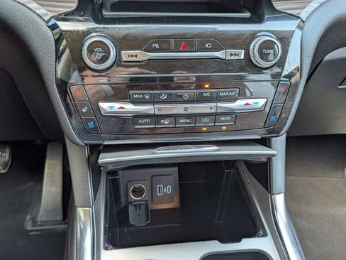 Used 2023 Ford Explorer Limited w/ Equipment Group 301A RWD image 9