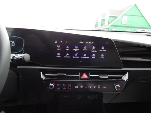 Used 2024 Kia Niro EX image 13