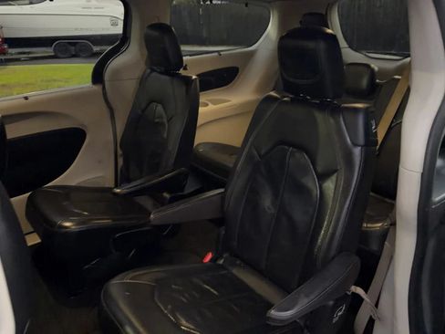 Used 2018 Chrysler Pacifica Touring-L FWD image 20