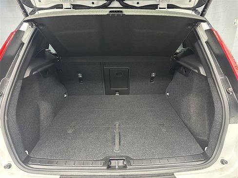 Used 2022 Volvo XC40 T5 R-Design w/ Climate Package image 18