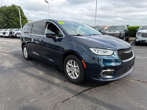 Used 2023 Chrysler Pacifica Touring-L FWD image 3