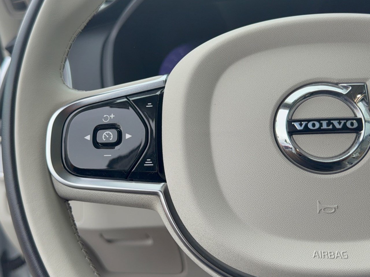 Certified 2025 Volvo XC90 B5 Core w/ Protection Package Premier AWD/4WD image 18