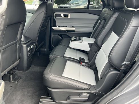 Used 2022 Ford Explorer XLT w/ Equipment Group 202A AWD/4WD image 24