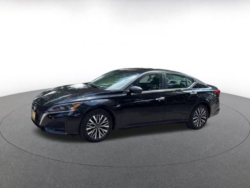 Used 2025 Nissan Altima 2.5 SV FWD image 12