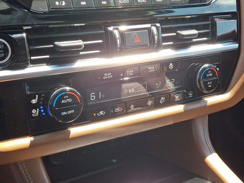 Used 2023 Nissan Pathfinder Platinum AWD/4WD image 17