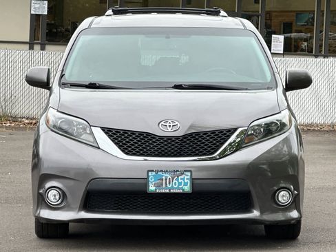 Used 2015 Toyota Sienna SE w/ SE Preferred Package FWD image 10