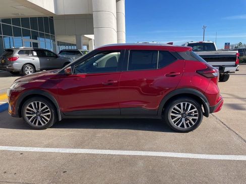 Used 2022 Nissan Kicks SV image 3