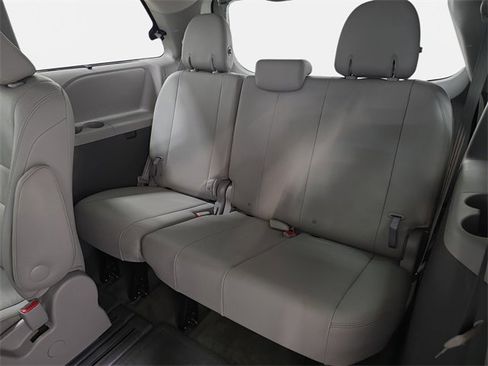 Used 2017 Toyota Sienna XLE Premium image 37