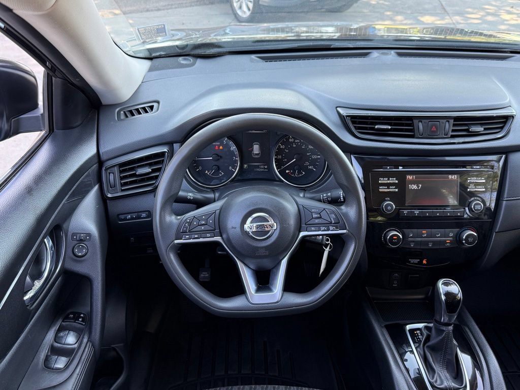 Used 2017 Nissan Rogue S AWD/4WD image 2