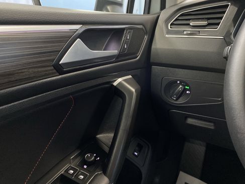 Used 2024 Volkswagen Tiguan SE image 22