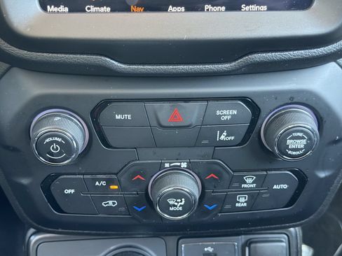 Used 2023 Jeep Renegade Latitude AWD/4WD image 19