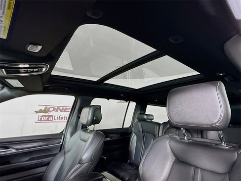 Used 2024 Jeep Wagoneer Base w/ Premium Group I image 12