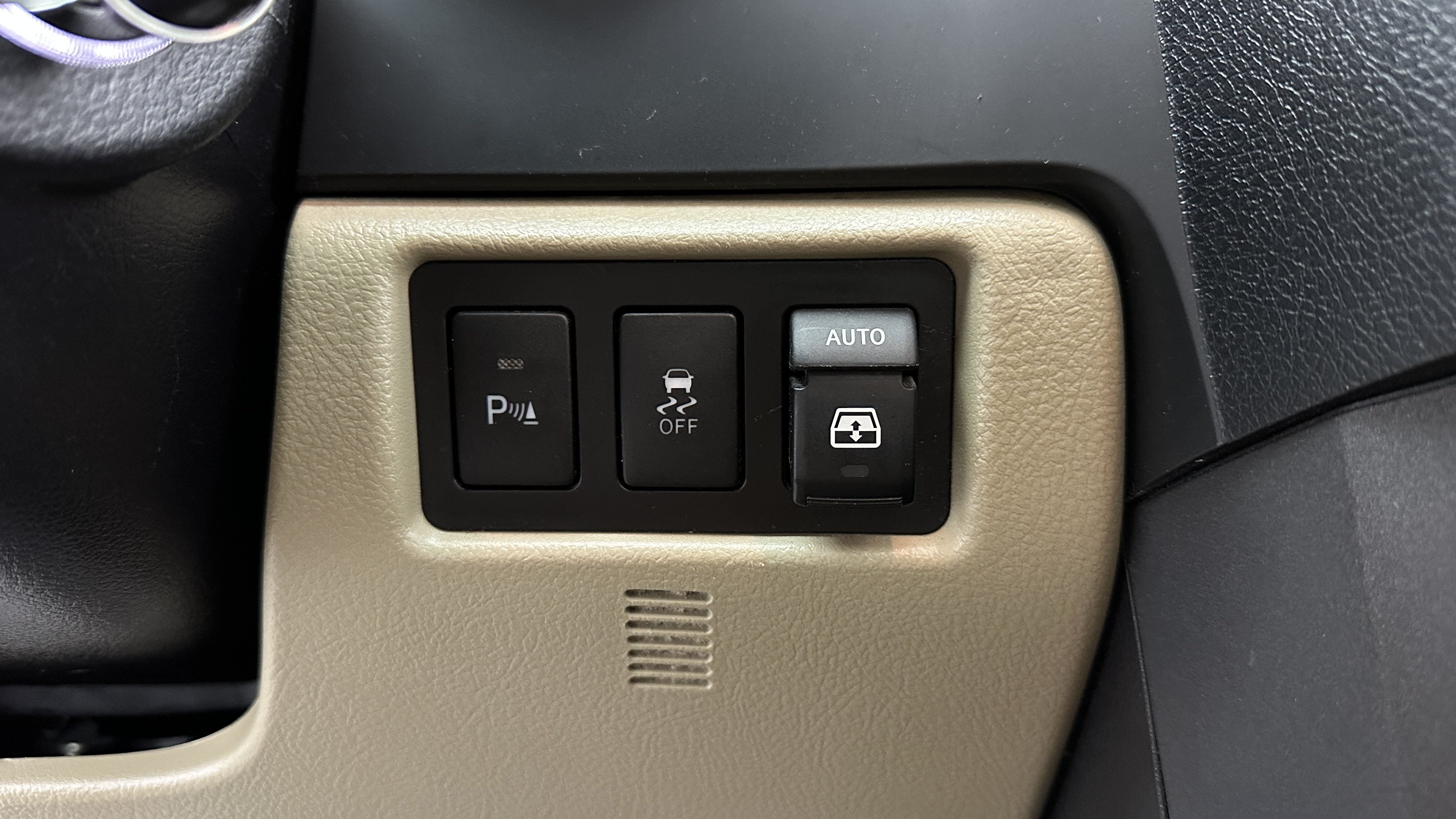 Used 2018 Toyota Sequoia Limited w/ Safety & Convenience Package RWD image 24